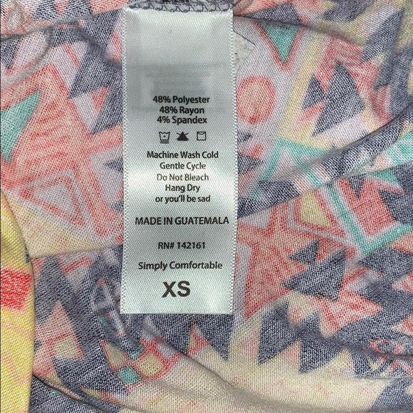 🔥 Lularoe Randy Raglan Tee Shirt Multi Geo Print - Picture 7 of 7